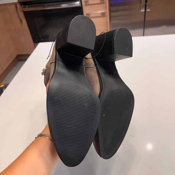 NEW MIA Aedlin Gray Suede Zipper Back Ankle Boots Size 11M - Picture 9 of 10